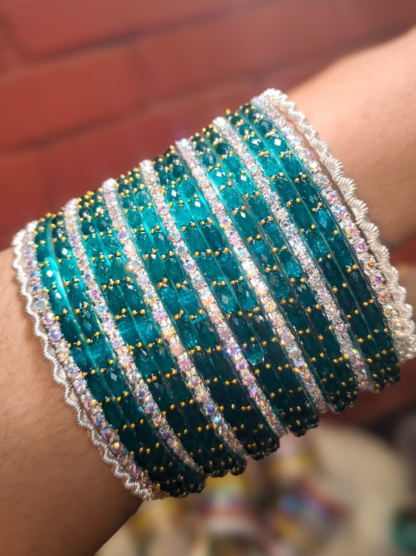 🎨 ৮টি ভিন্ন কালারের ১৬টি প্রিমিয়াম রেইনড্রপ গ্লাস চুড়ি: