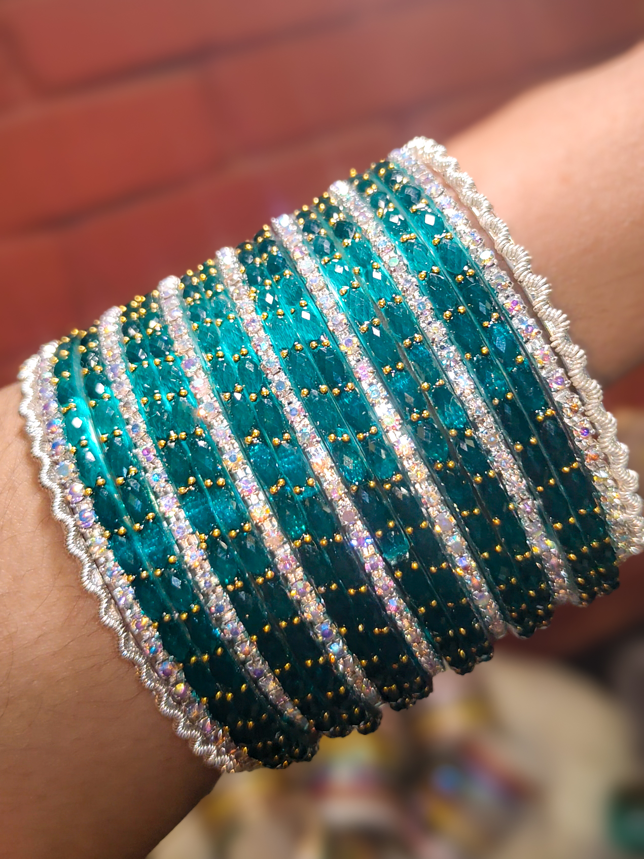 🎨 ৮টি ভিন্ন কালারের ১৬টি প্রিমিয়াম রেইনড্রপ গ্লাস চুড়ি: - Image 1