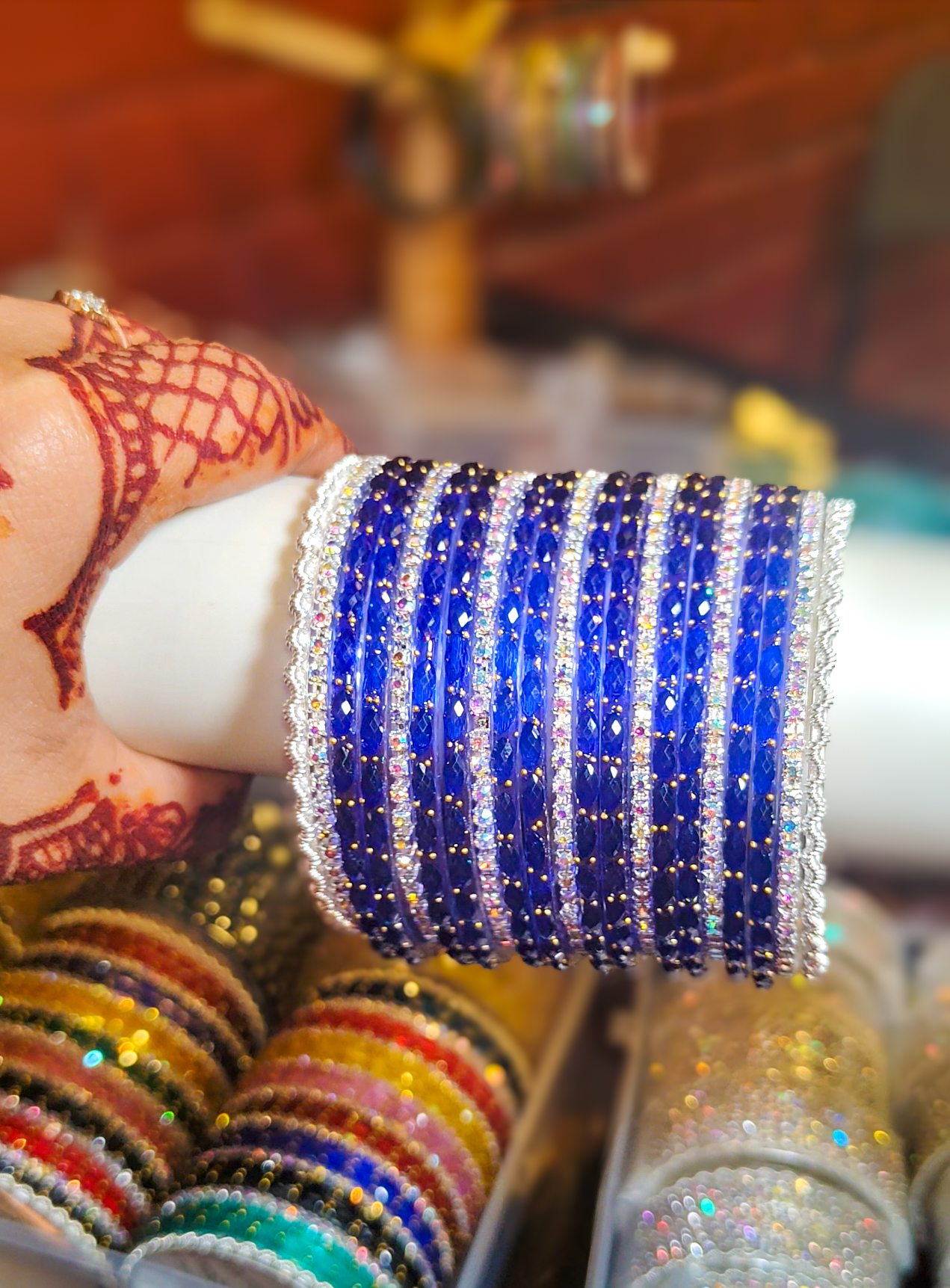 🎨 ৮টি ভিন্ন কালারের ১৬টি প্রিমিয়াম রেইনড্রপ গ্লাস চুড়ি: - Image 2